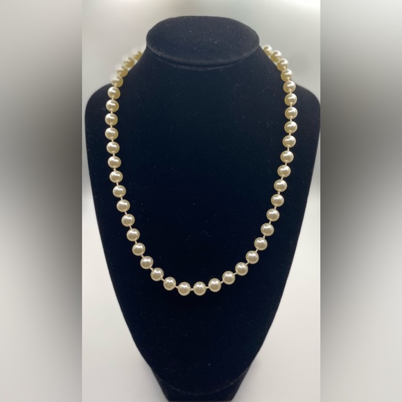 Shorter Vintage Strand of Pearls (G) - Picture 2 of 4